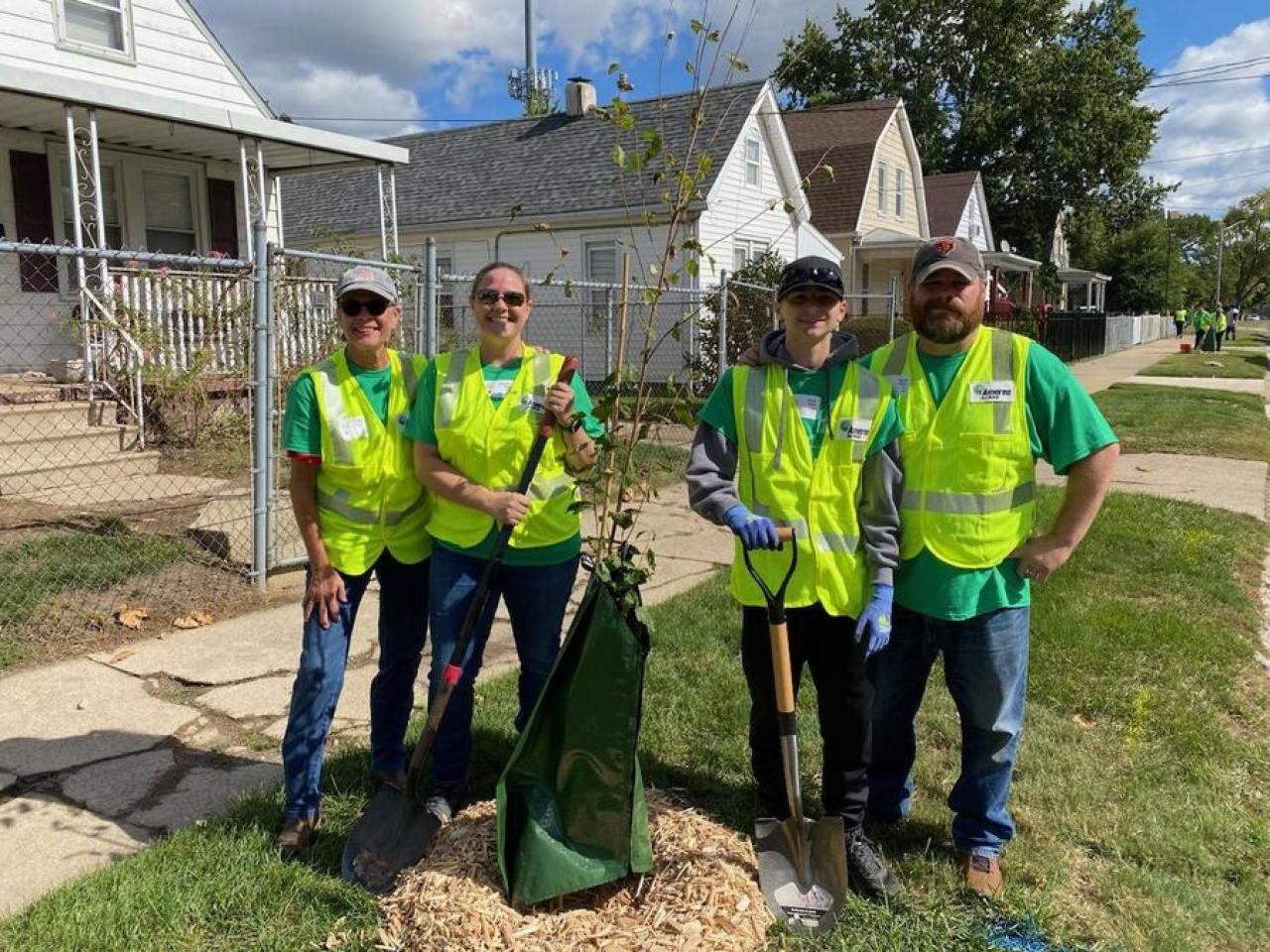 Leidos team members helped plant 100 trees in Peoria, IL in partnership with Trees Forever, the City of Peoria, and the Peoria Park District.