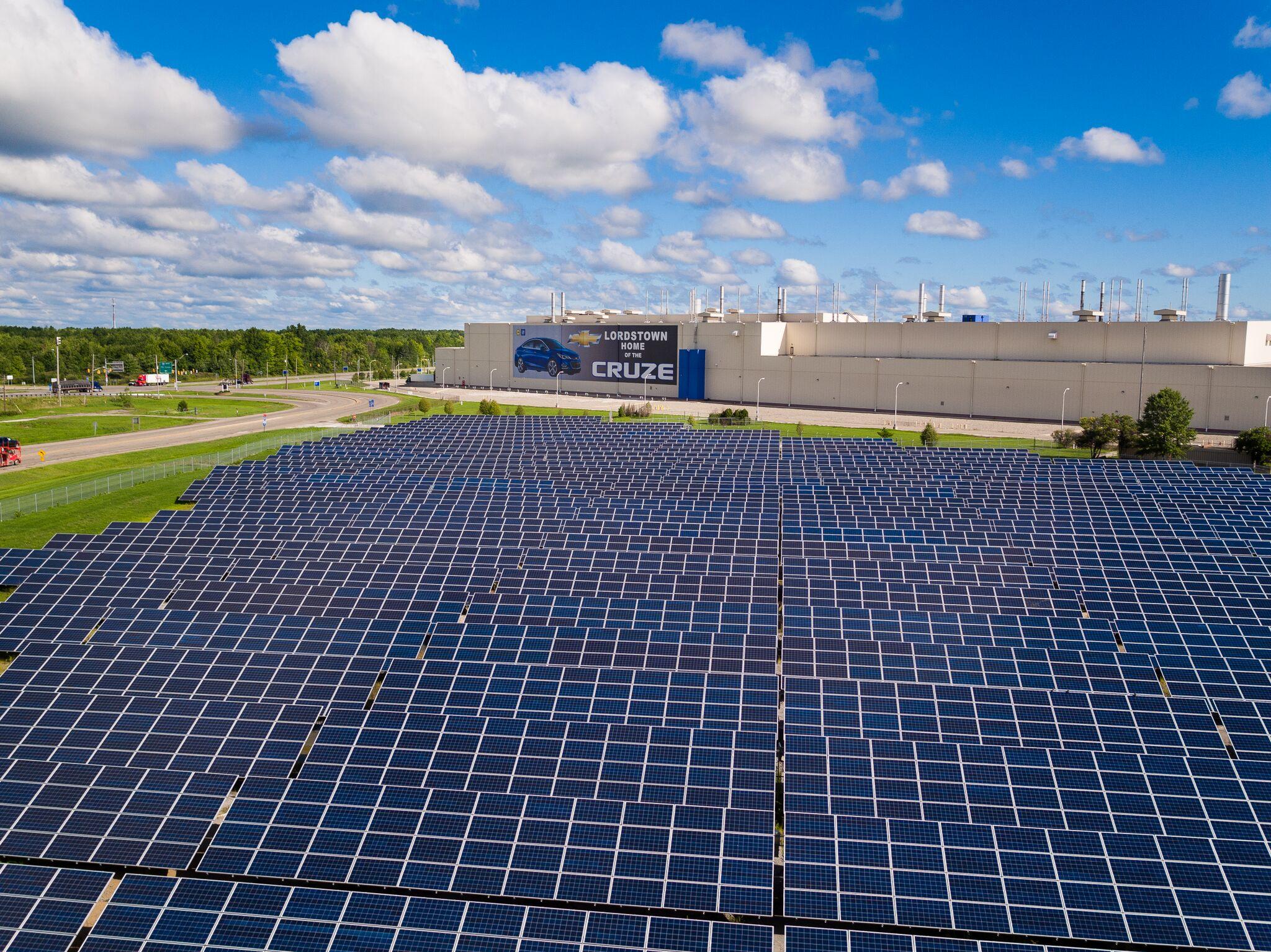 A 2.2 megawatt solar array powers 1.5 percent of GM’s Lordstown assembly plant in Ohio, the home of the Chevrolet Cruze.