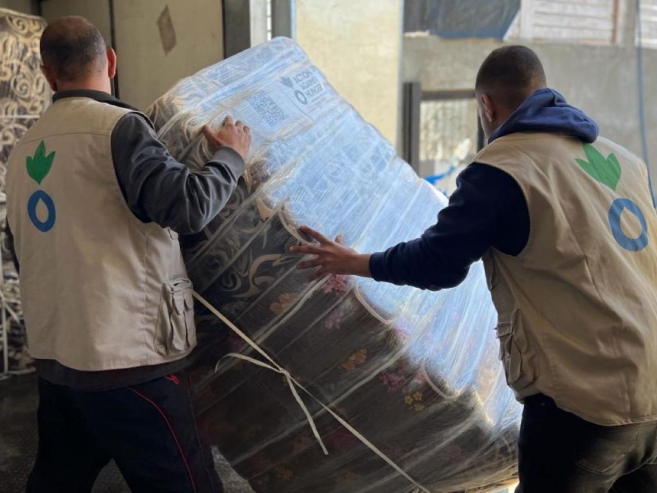Action Against Hunger teams have distributed more than 1000 bedding sets to families. Each set is composed of four mattresses, four blankets, one mat, and six pillows.