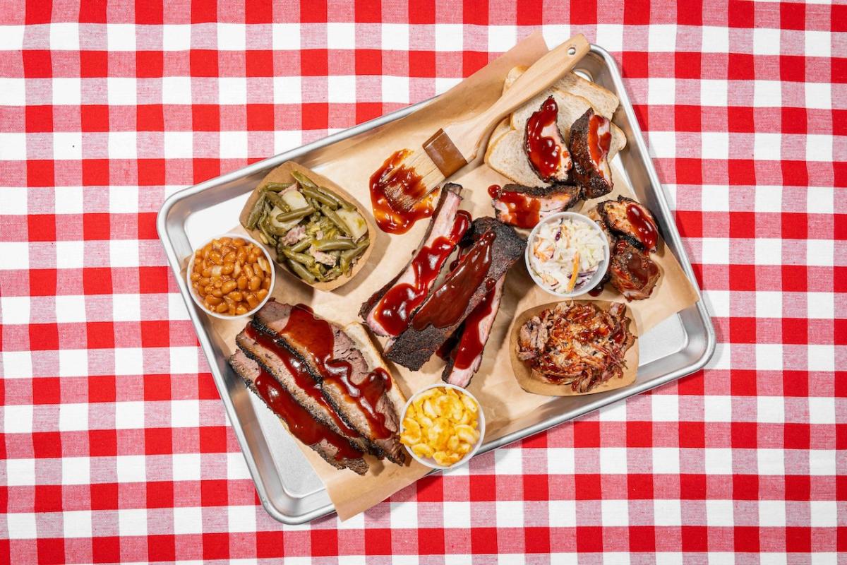 A tray showing a meal from Carter's BBQ.