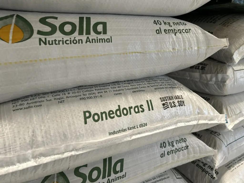 Solla S.A. sells chicken feed carrying the Sustainable U.S. Soy logo. It is available to farms in Colombia, Ecuador and Panama.