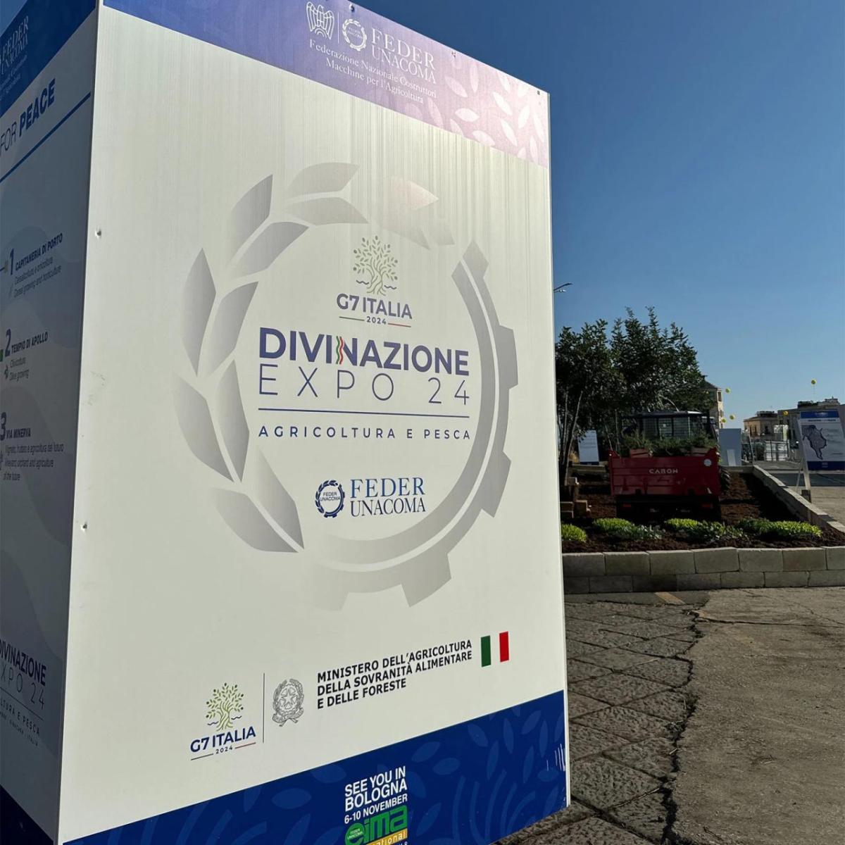 An outdoor sign "Divinazione Expo 24"