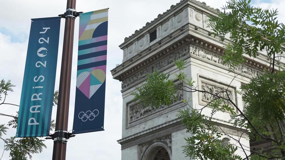 Paris 2024 banner in front of the Arc de Triomphe