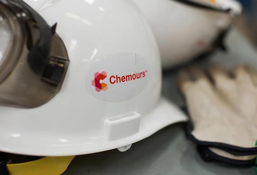 Safety helmet with the Chemours logo on