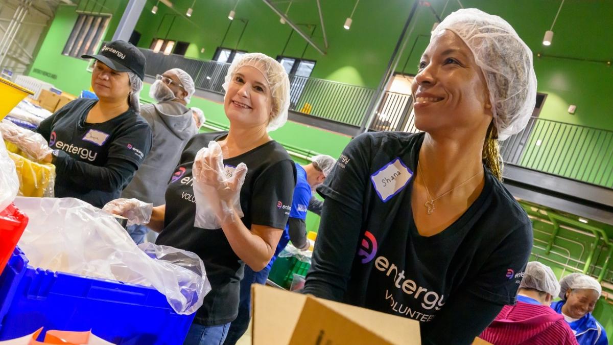 Entergy employees package meals