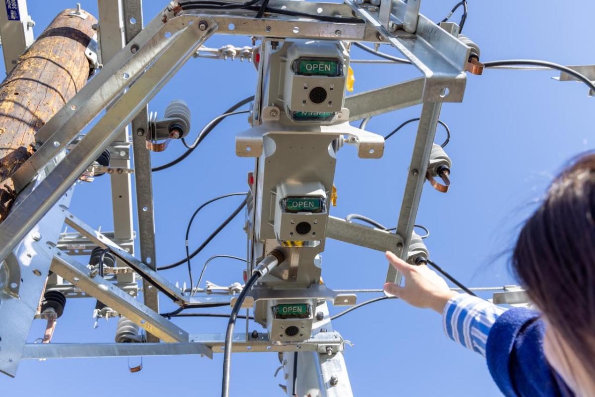 Eaton awarded multi-million-dollar project to deliver grid modernization solutions helping Snohomish County Public Utility District reduce outage impact and mitigate wildfire risk. people working on a utility