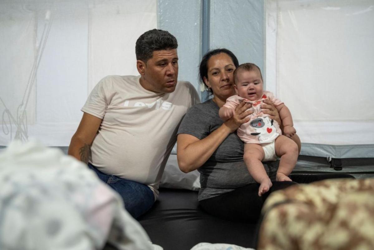 Eddy and his wife stopped with their baby at the Temporary Resting Center in Trojes, Honduras.  / Photo by Gonzalo Höhr