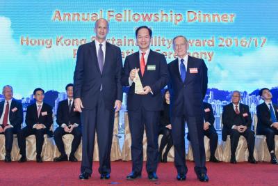 CLP Power Hong Kong Managing Director Mr TK Chiang (middle) receives the Hong Kong Sustainability Award in the large organisation category from the Hong Kong Management Association.