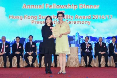 CLP Power Hong Kong Chief Corporate Development Officer Ms Quince Chong (right) receives Special Recognition for Outstanding Sustainability Initiative at the Hong Kong Management Association’s Hong Kong Sustainability Award 2016/17 presentation ceremony.