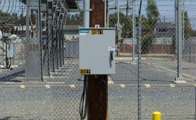 A metal remote integrated switch controller is housed in a metal cabinet on a pole to quickly identify the cause of an outage and reroute the circuit so fewer customers are affected.
