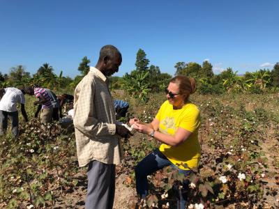 Allison Spahr, director of material development at Timberland, joined colleagues from Timberland and the Smallholder Farmers Alliance to participate in Haiti’s first commercial cotton harvest in 30 years. Joined by Haitian Farmer Jean Alcide, Spahr examines the cotton that Timberland will ultimately use in its products. (Photo: SFA)