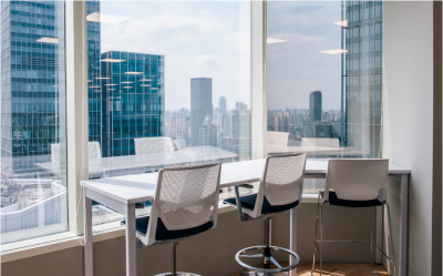 The Haworth office has an air duct filtration system that reduces PM2.5 and VOCs, and stand-alone air purifiers that reduce further particulates in the air. This filtration is combined with low-VOC materials to ensure clean, healthy air for all occupants.
