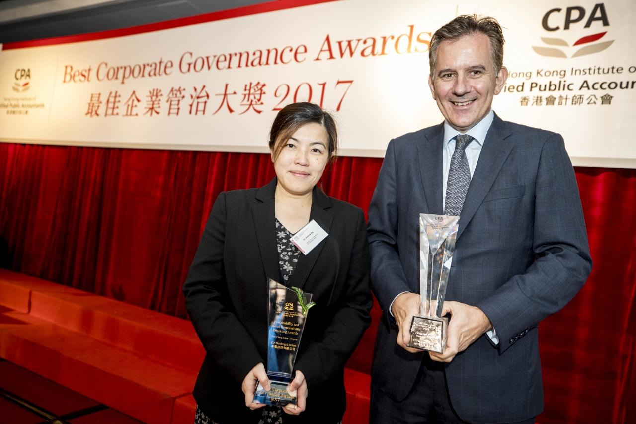 CLP Holdings Group General Counsel and Company Secretary Mr David Simmonds (right) and Dr Jeanne Ng, Director – Group Sustainability (left), receive the Diamond Award and the Sustainability and Social Responsibility Reporting Award respectively in the Hang Seng Index category at the 2017 Best Corporate Governance Awards presented by the Hong Kong Institute of Certified Public Accountants.