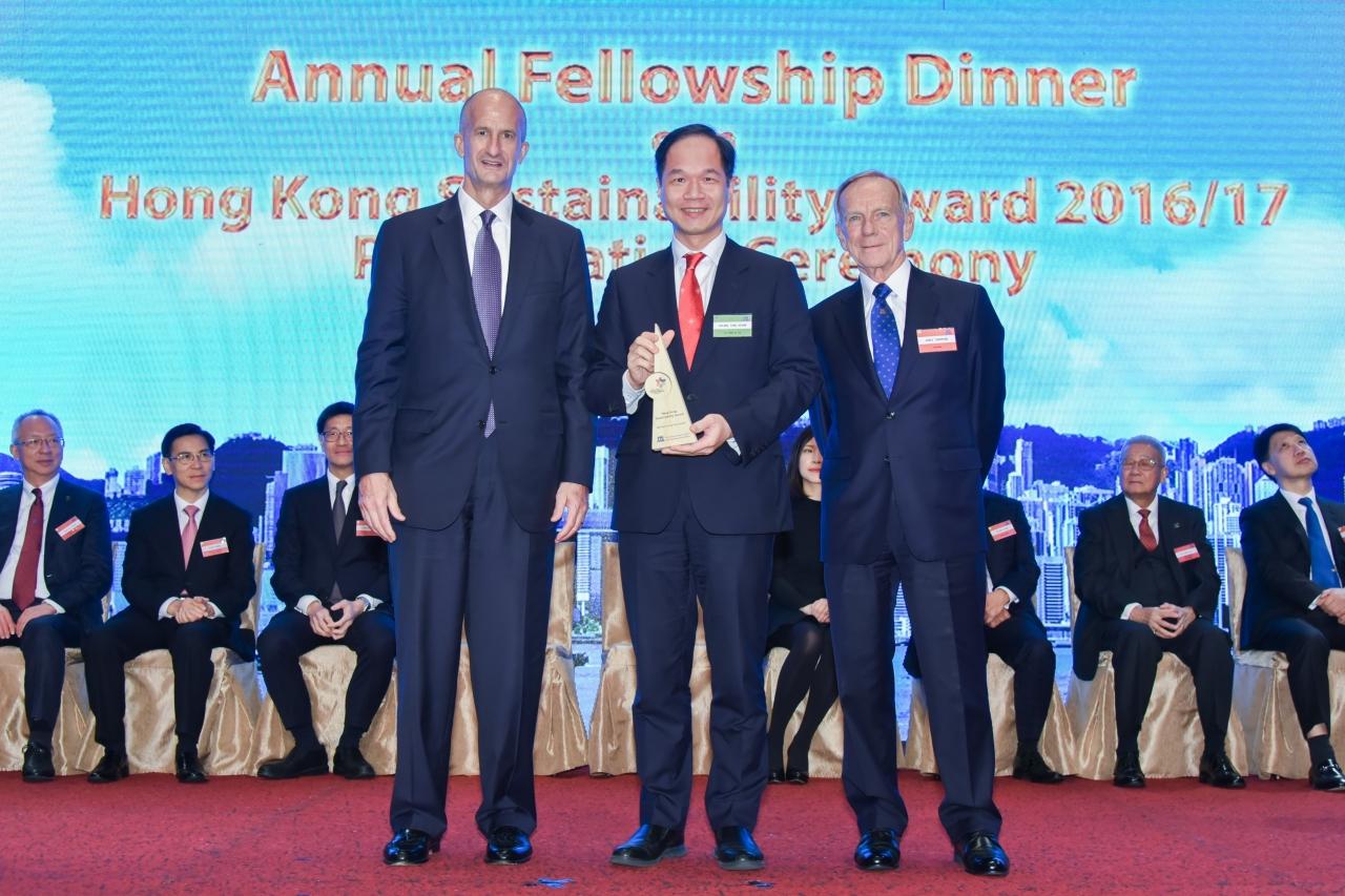 CLP Power Hong Kong Managing Director Mr TK Chiang (middle) receives the Hong Kong Sustainability Award in the large organisation category from the Hong Kong Management Association.