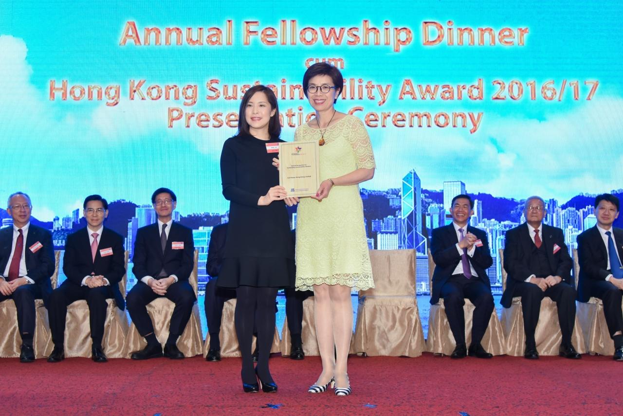 CLP Power Hong Kong Chief Corporate Development Officer Ms Quince Chong (right) receives Special Recognition for Outstanding Sustainability Initiative at the Hong Kong Management Association’s Hong Kong Sustainability Award 2016/17 presentation ceremony.