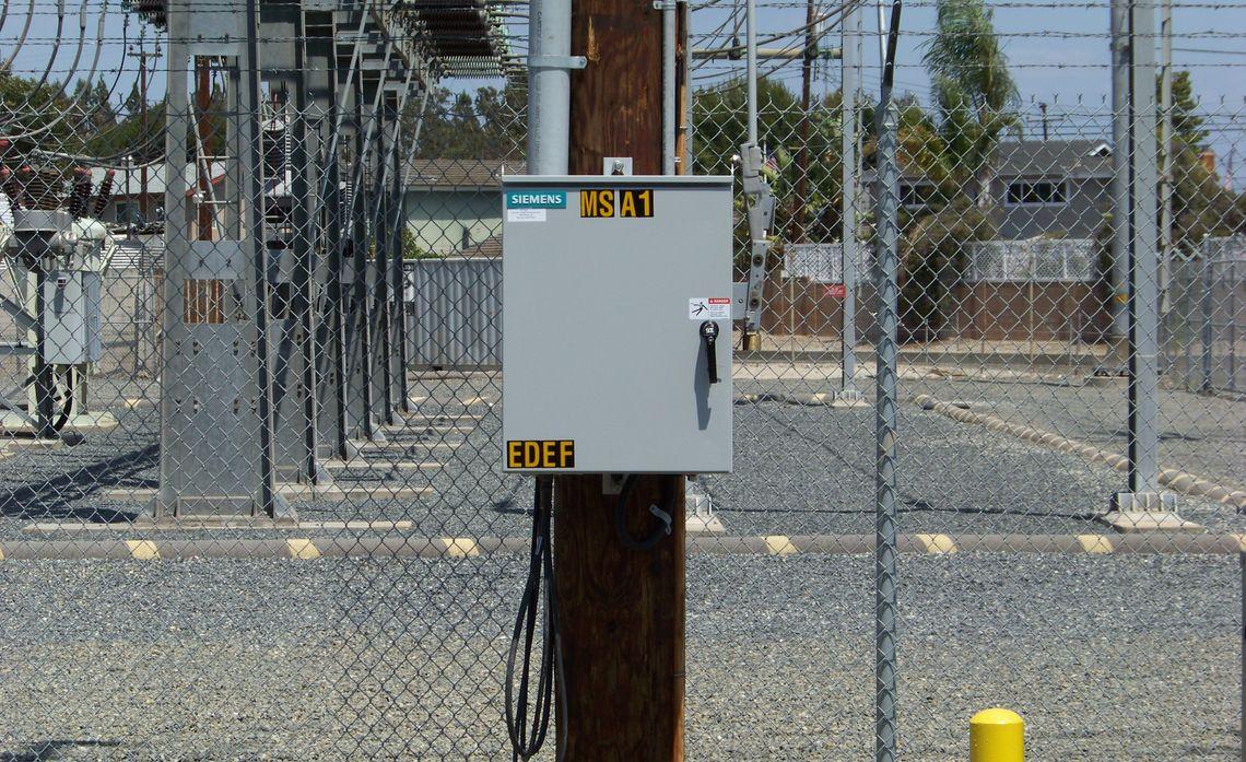 A metal remote integrated switch controller is housed in a metal cabinet on a pole to quickly identify the cause of an outage and reroute the circuit so fewer customers are affected.
